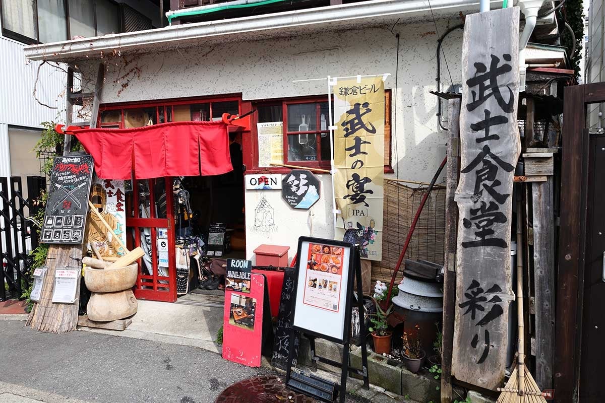 神奈川県鎌倉市由比ヶ浜の「武士食堂 彩り」と「ゲストハウス彩」は、築90年以上の古民家。オーナーの「武士さん」は鎌倉ツアーや地域のイベントなども主催