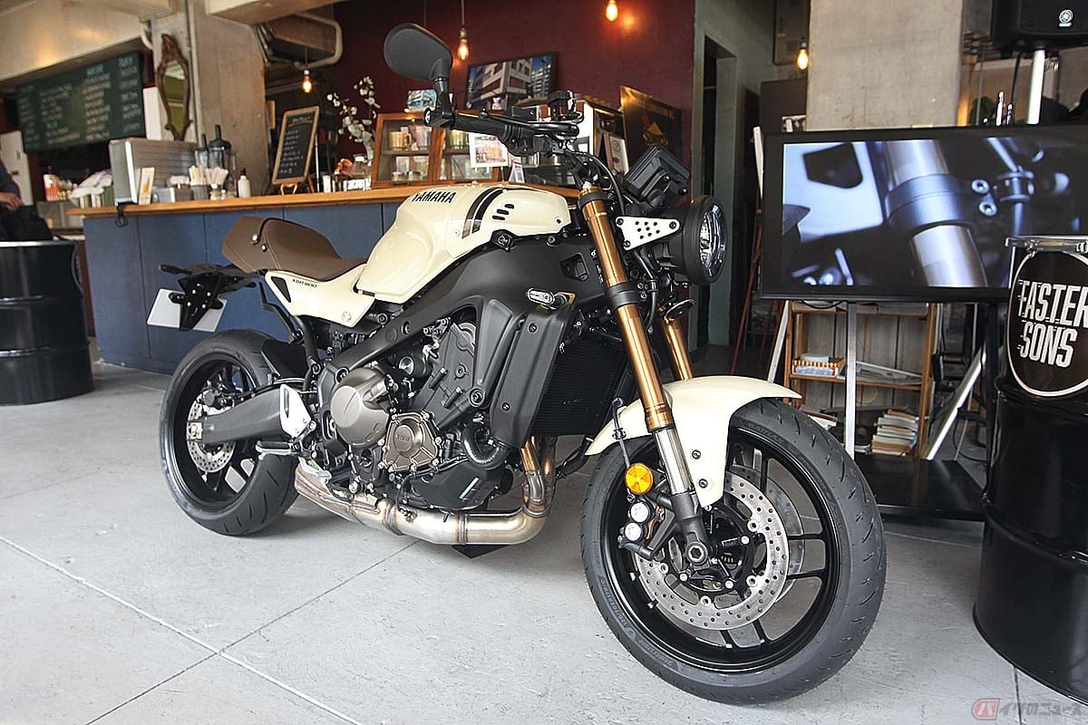ヤマハ「XSR900」2025年モデル(日本限定のアイボリー)