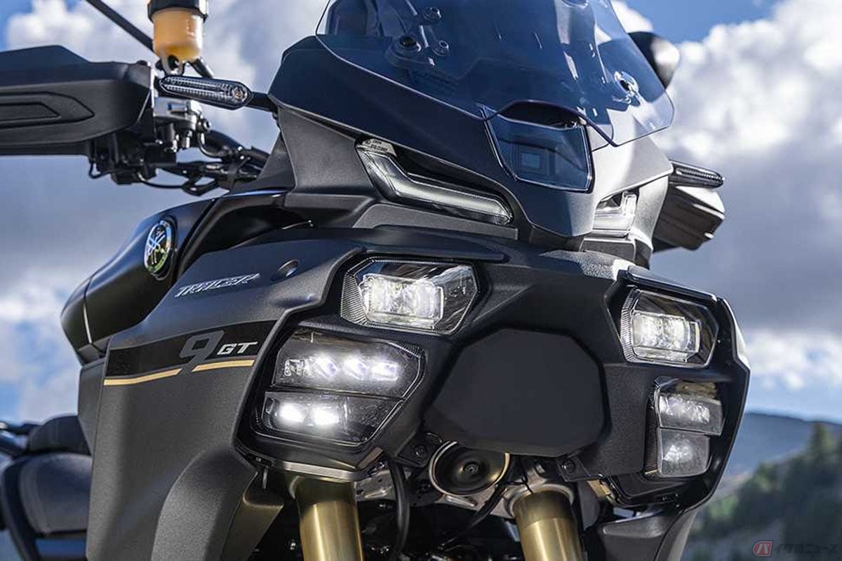 ヤマハ「トレーサー9GT」2025年モデル。先行車と対向車など周囲の状況にあわせて部分的に点灯・消灯・照射を自動制御する「マトリクスLEDヘッドランプ」を採用しています
