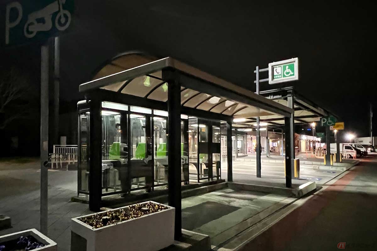 屋根が設置された2輪専用の駐車スペースも確保されている。雨の日は助かる