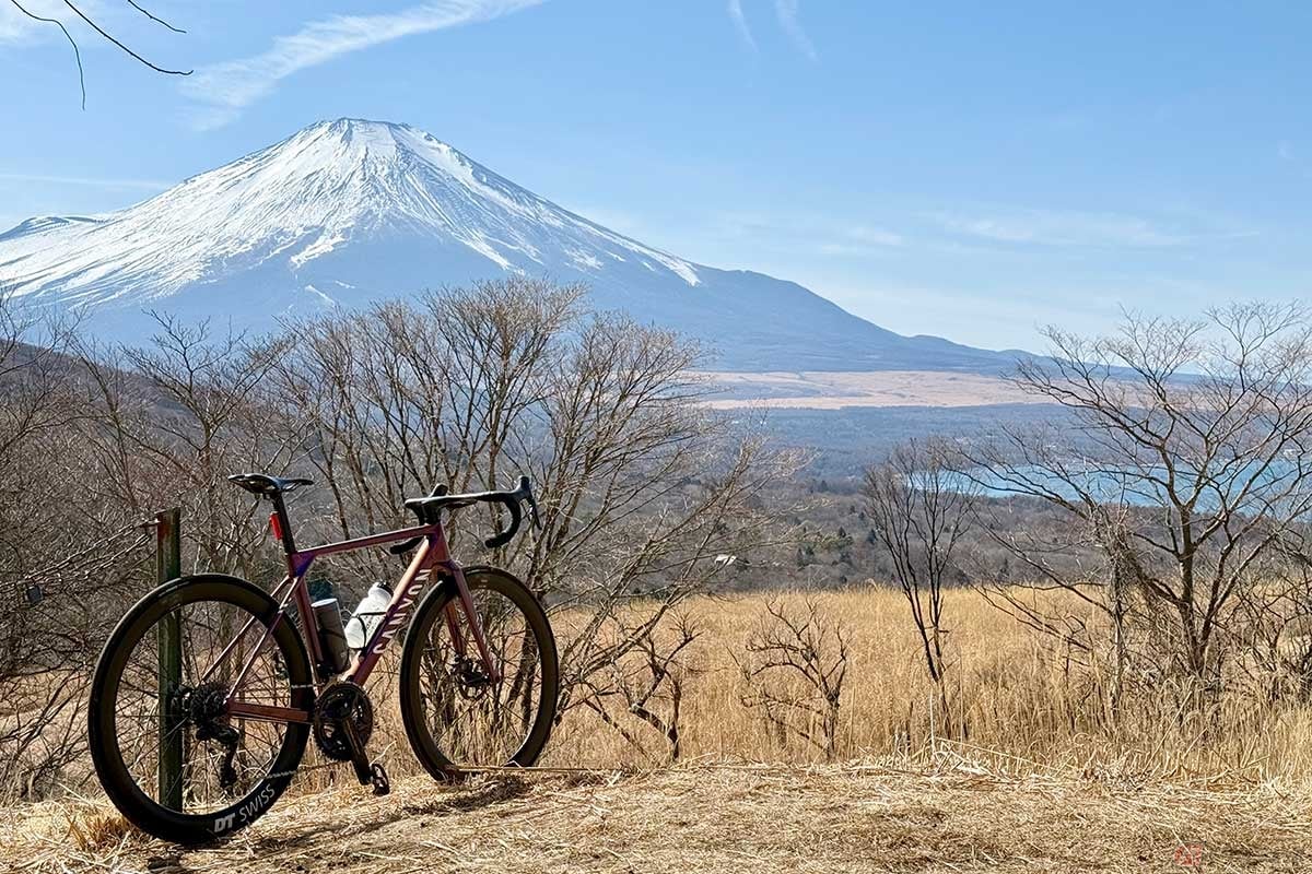 「三国峠」の山中湖側には、富士山を望む絶景が待っています