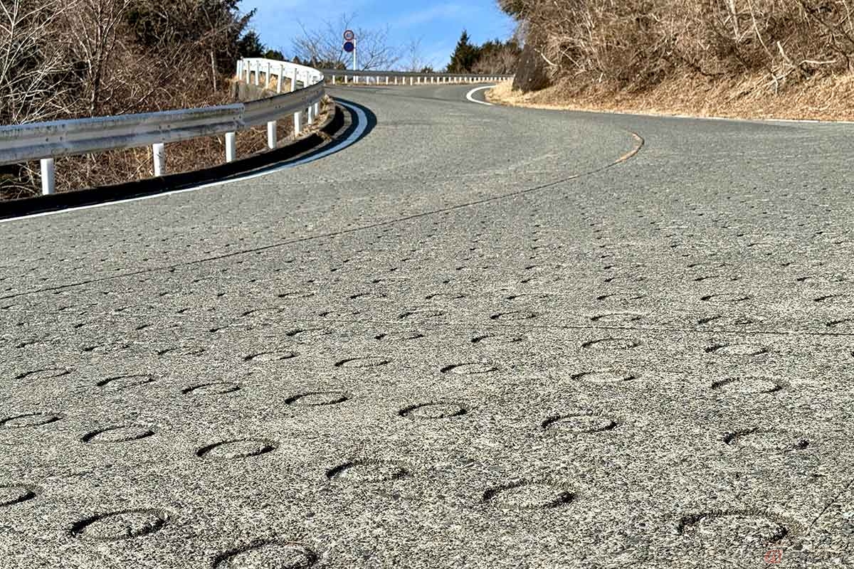 最大勾配「18％」区間の路面には、滑り止めのドーナツ型の溝が掘られています
