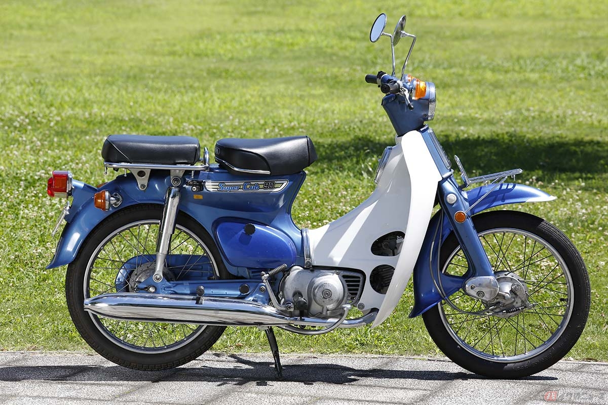 お洒落なスーパーカブ90デラックス。JD型スーパーカブ110用の純正リヤショックを取り付けているぐらいで、見た目はほぼノーマルになります。以前のリポート通りダンパーロッドを15mm詰めてショック全長を325mmに合わせましたが、動きは良くありません