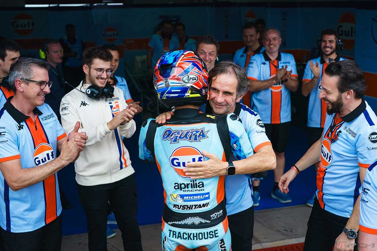 8番手でのゴールに、チーム代表のダビデ・ブリビオさんが小椋選手をハグで迎えた【2025MotoGP第2戦アルゼンチンGP】