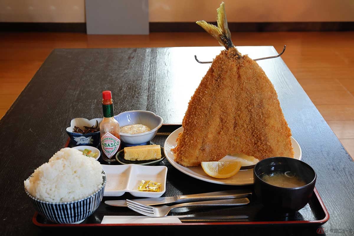 「飯処たまはん」のメガを超える「鬼アジフライ定食」。ご飯は500gの大盛り。調味料が多数あって味変しながら食べられる