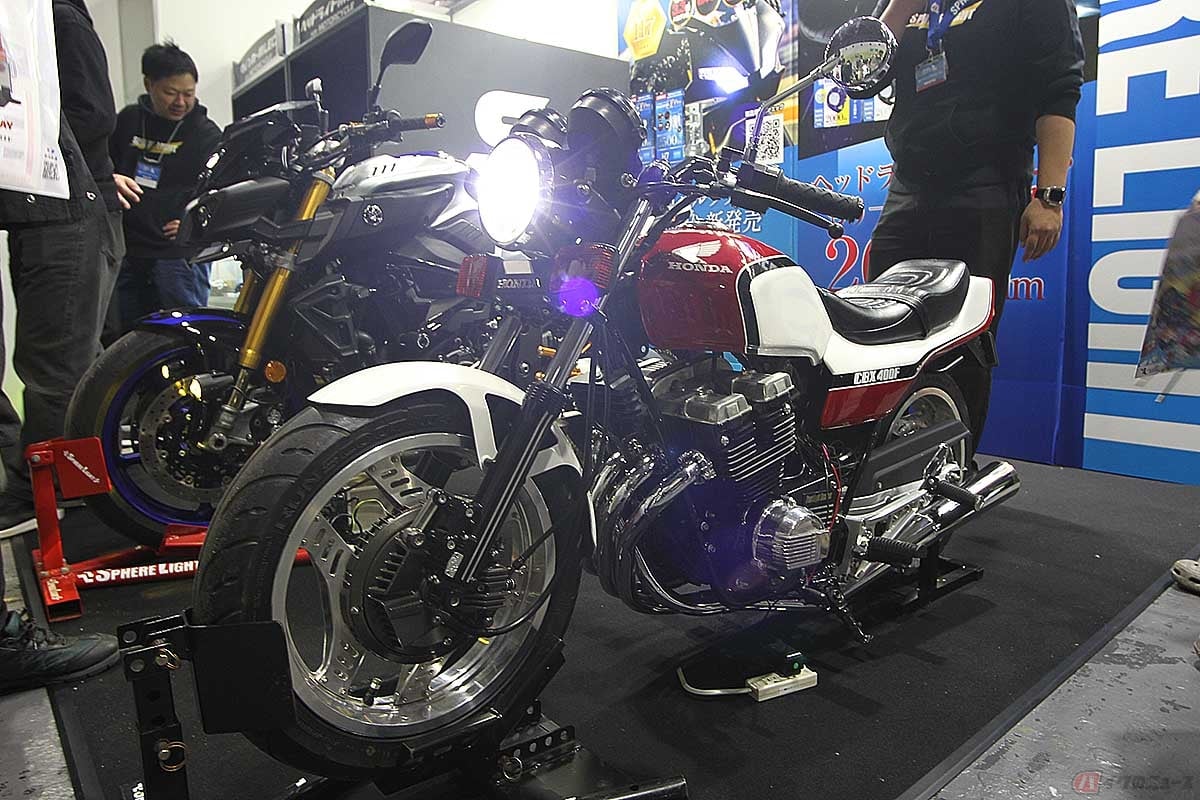 ホンダ「CBX400F」を再現したスフィアライトによるカスタムバイク「チービーX」。ベースはホンダのエイプ50