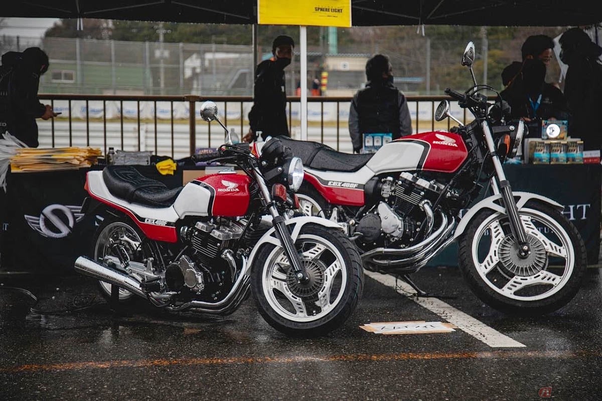 ホンダ「CBX400F」と「チービーX」(スフィアライト公式Xより引用)