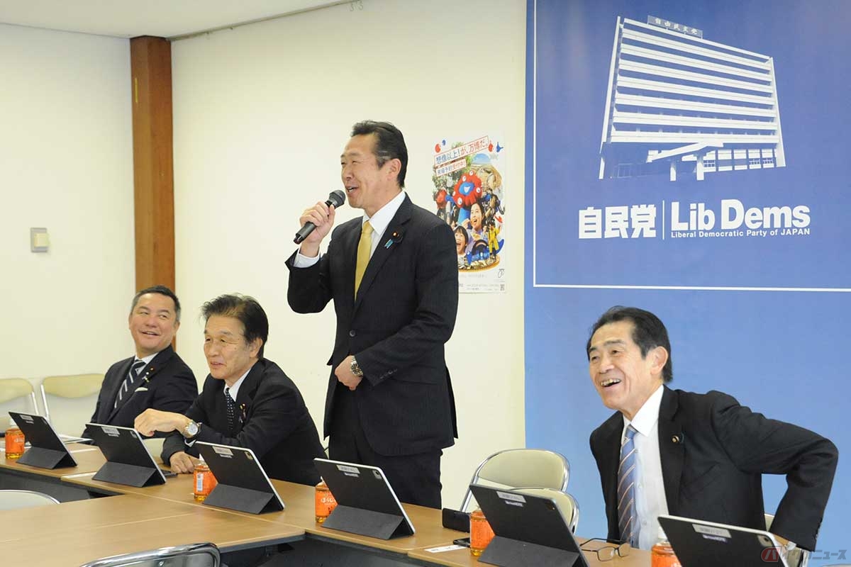 二輪車問題対策PTの出席議員をツーリング体験で和ませた黄川田仁志座長（撮影＝中島みなみ）