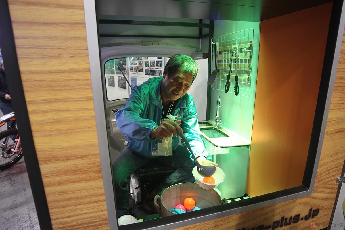 普通自動車免許で運転可能(AT限定OK)、車検および車庫証明不要で楽しめる「ST TRIKES125」キッチンカー仕様車とライブプラス代表の渡辺さん