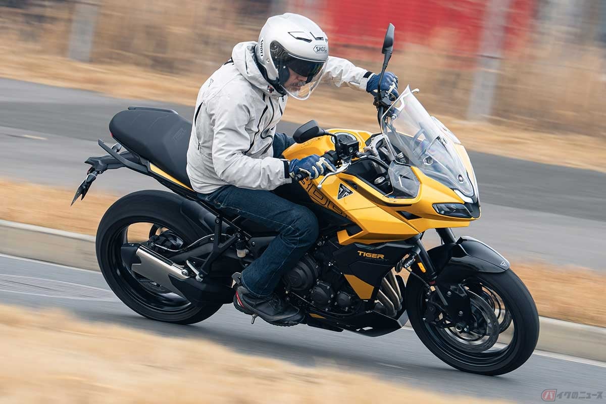 トライアンフ新型「Tiger Sport 800」に試乗する筆者(佐川健太郎)