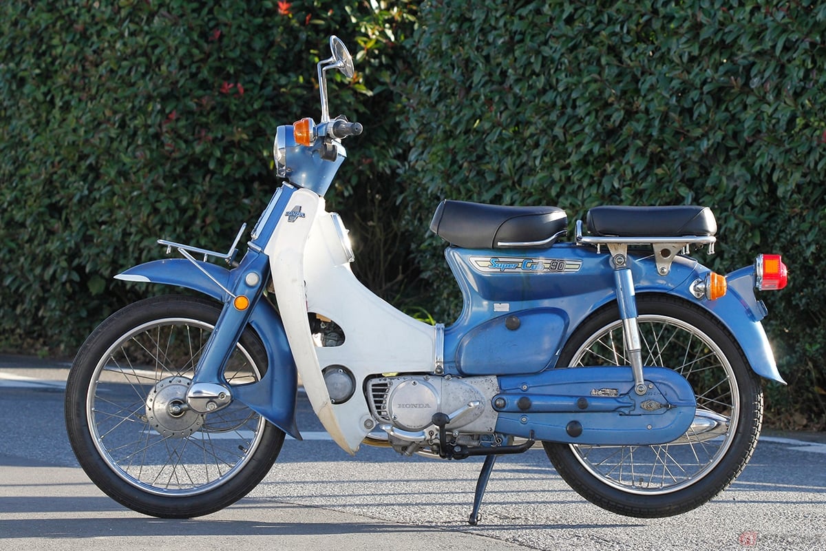 現代のスーパーカブと比べてもシルエット的に大きな違いを感じることが無い50年前のスーパーカブ90デラックス。機械遺産を後世へ継承するためにも、このスタイリングと走りは維持したいものです。旧型スーパーカブやシリーズモデルに、今後も注目していきたいと思います