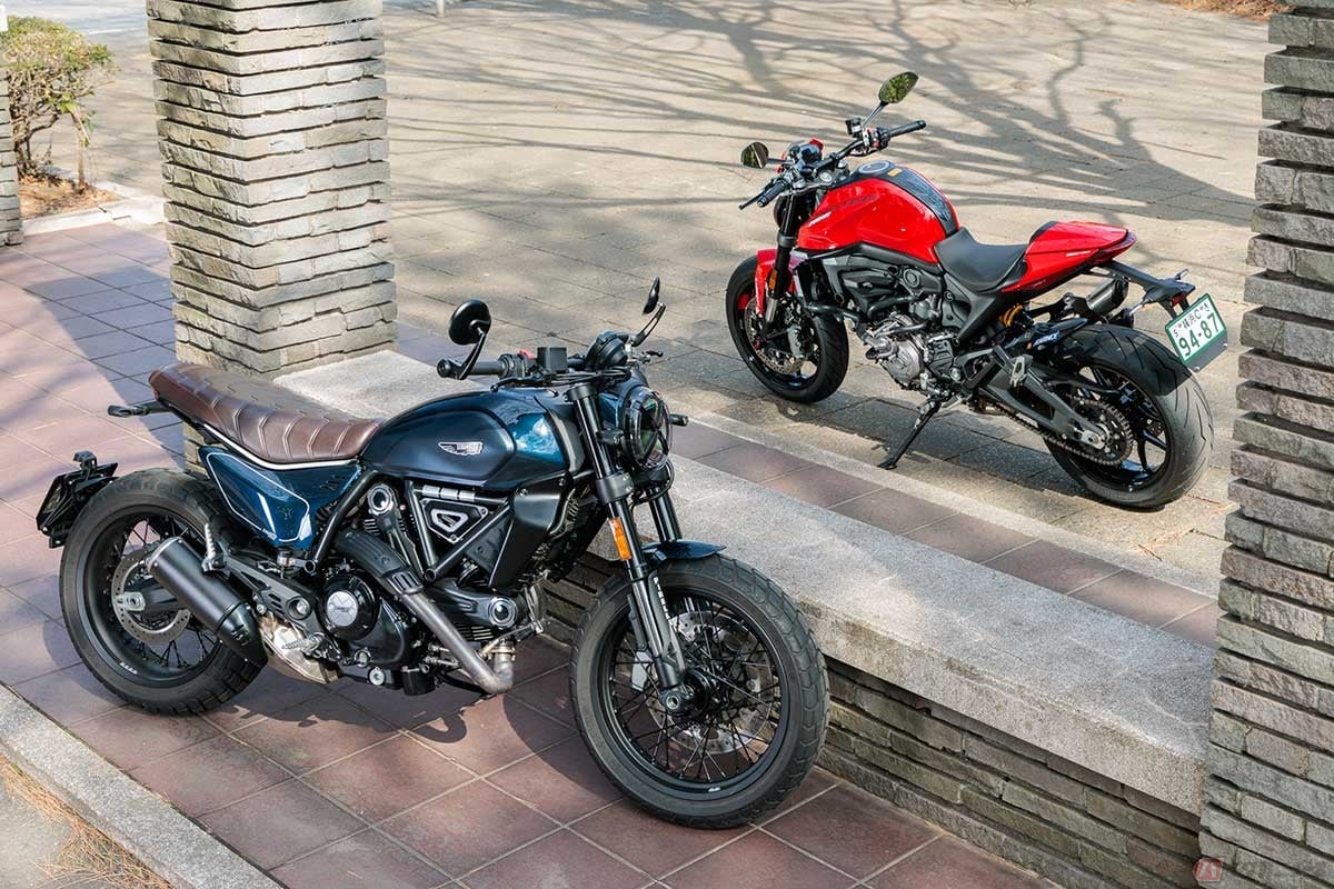 ドゥカティ「Scrambler Nightshift」(手前)と「Monster+」(奥)