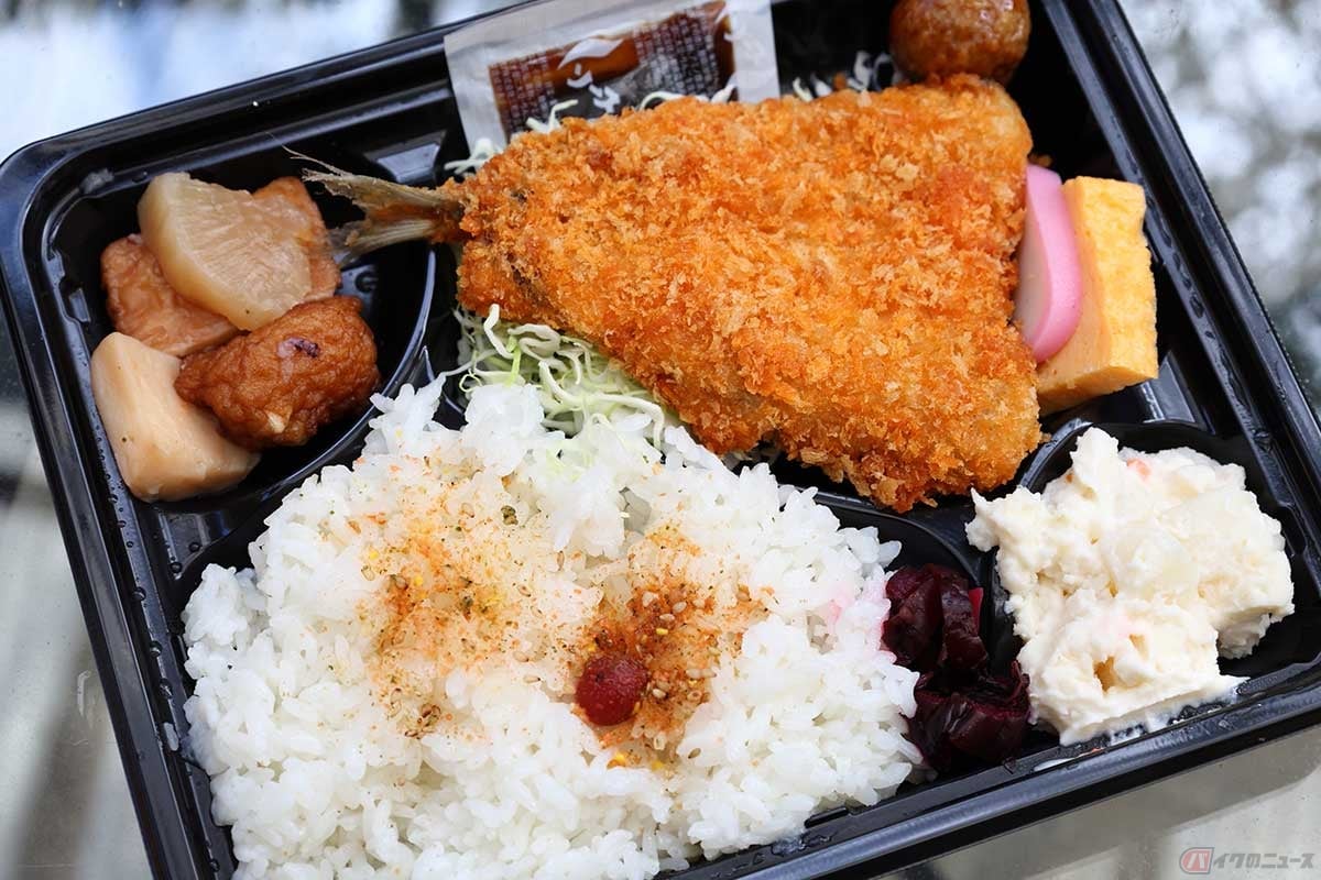 「うおへい商店」のアジフライ弁当。肉厚のアジフライは冷めても美味しい。人気の「お刺身弁当」にアジフライのトッピングもできる
