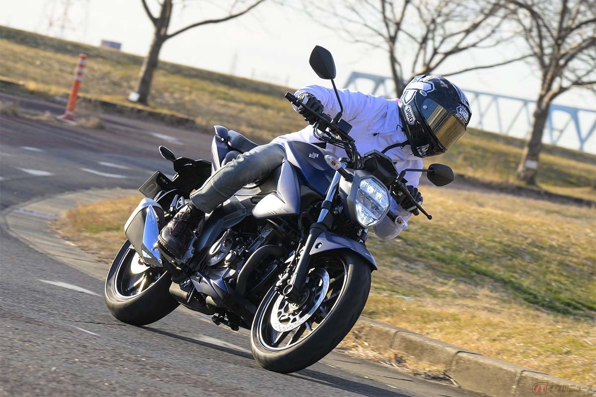スズキ「ジクサー250」の鼓動感と軽快なコーナーを楽しみながら走行する石塚健選手