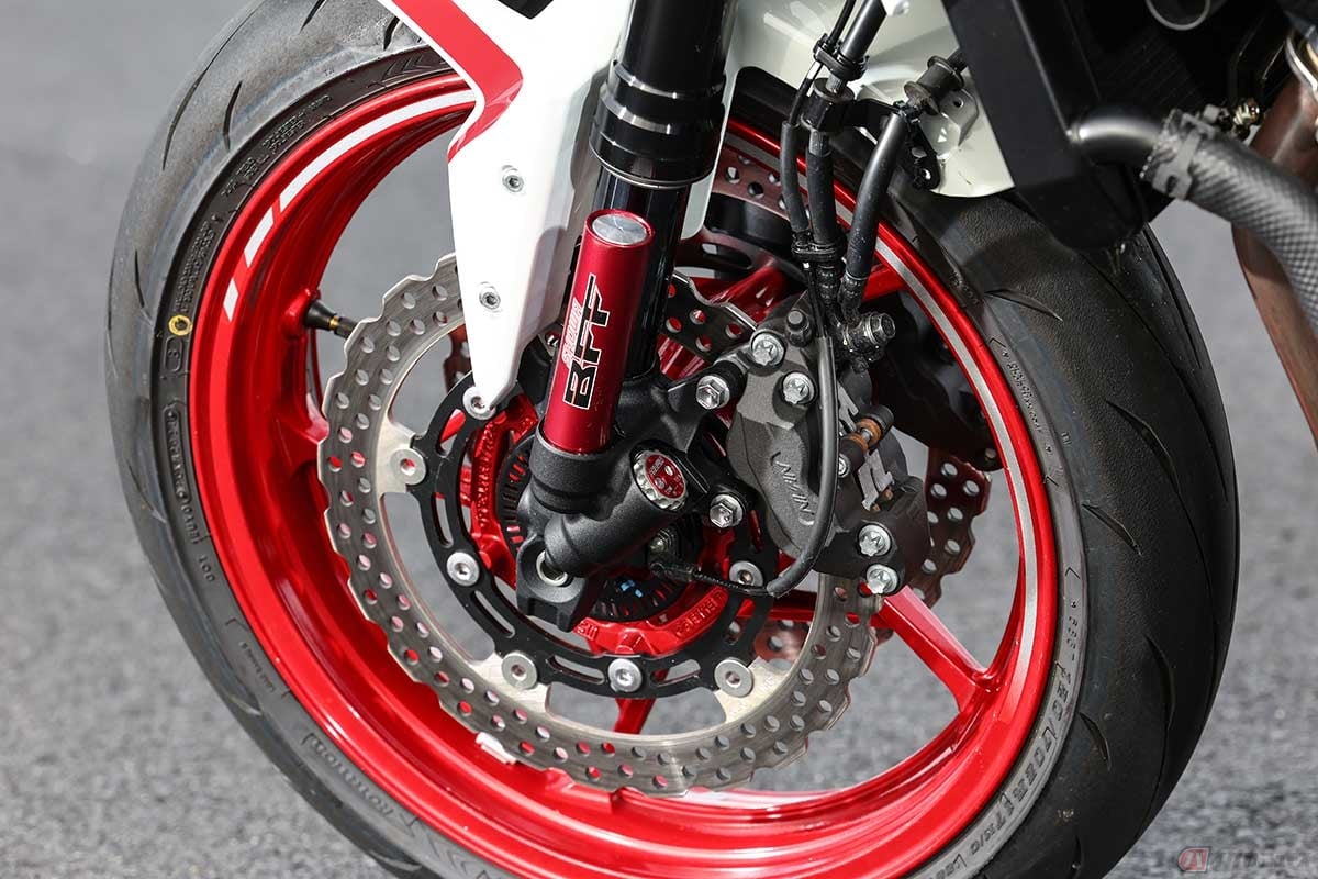 SHOWA製サスペンションのラインナップに、新たにカワサキ「Z900」用が加わりました。「SHOWA BFF for Z900」は伸び側&圧縮の減衰力調整とプリロード調整が可能です。ボトム部分はアルミ鍛造