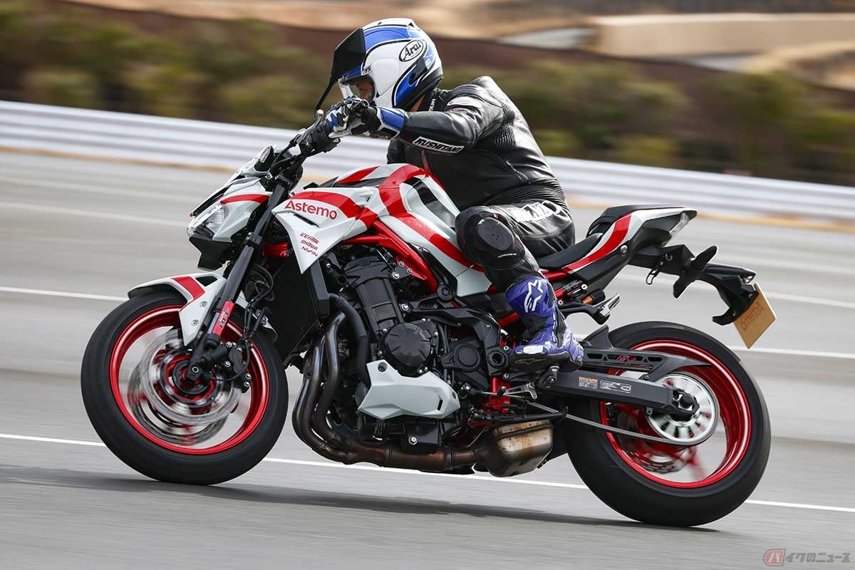 前後サスペンションをSHOWA製にリプレイスしたカワサキ「Z900」で、ノーマルとの違いを体感する筆者(小川勤)