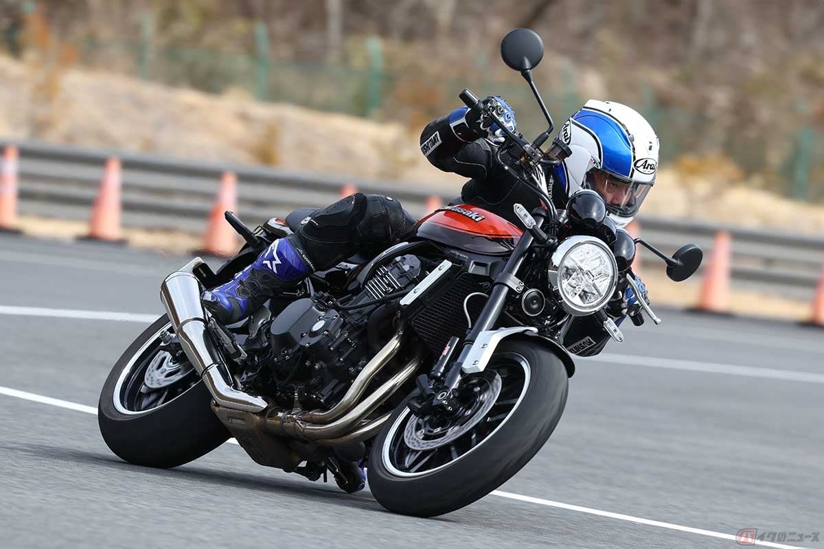 前後サスペンションをSHOWA製にリプレイスしたカワサキ「Z900RS」で、ノーマルとの違いを体感する筆者(小川勤)