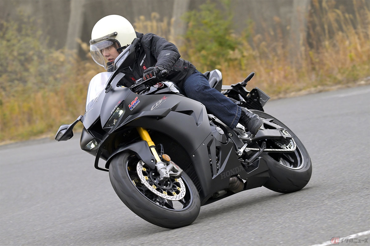 ホンダ「CBR1000RR-R FIREBLADE SP」の走りを楽しむバイク好き女優の小野木里奈さん