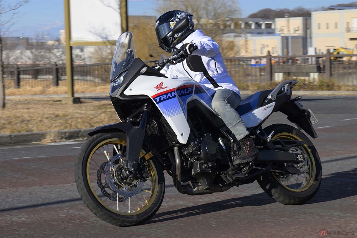 ホンダ「XL750 トランザルプ」の伸びのある加速感としなやかなハンドリング性能を楽しみ走行する石塚健選手