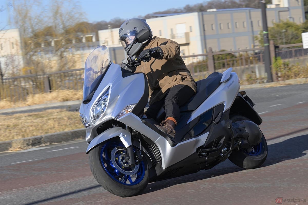 スズキ「バーグマン400」の走りを楽しむバイク女子の高梨はづきさん
