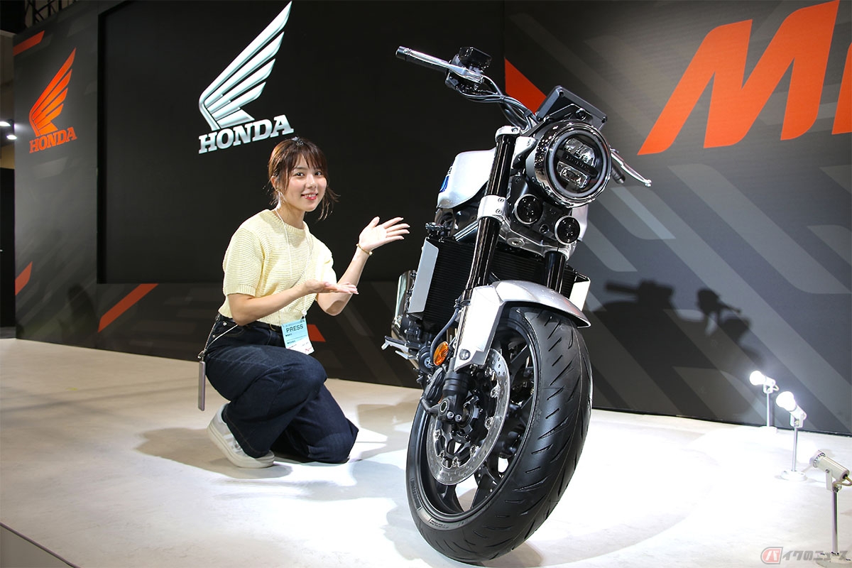 東京モーターサイクルショーのホンダブースに展示されていた「CB1000Fコンセプト」とバイク好き女優の小野木里奈さん