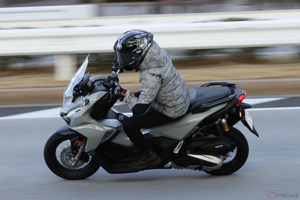 ホンダ「ADV160」のゆったりとした乗り味と軽快さを楽しみ走行する石塚健選手