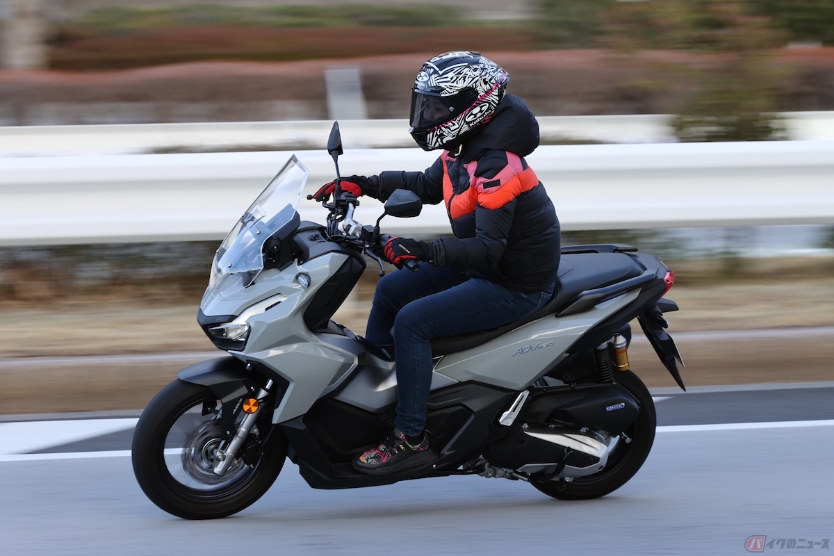 ホンダ「ADV160」の走りを楽しむ筆者（先川知香）