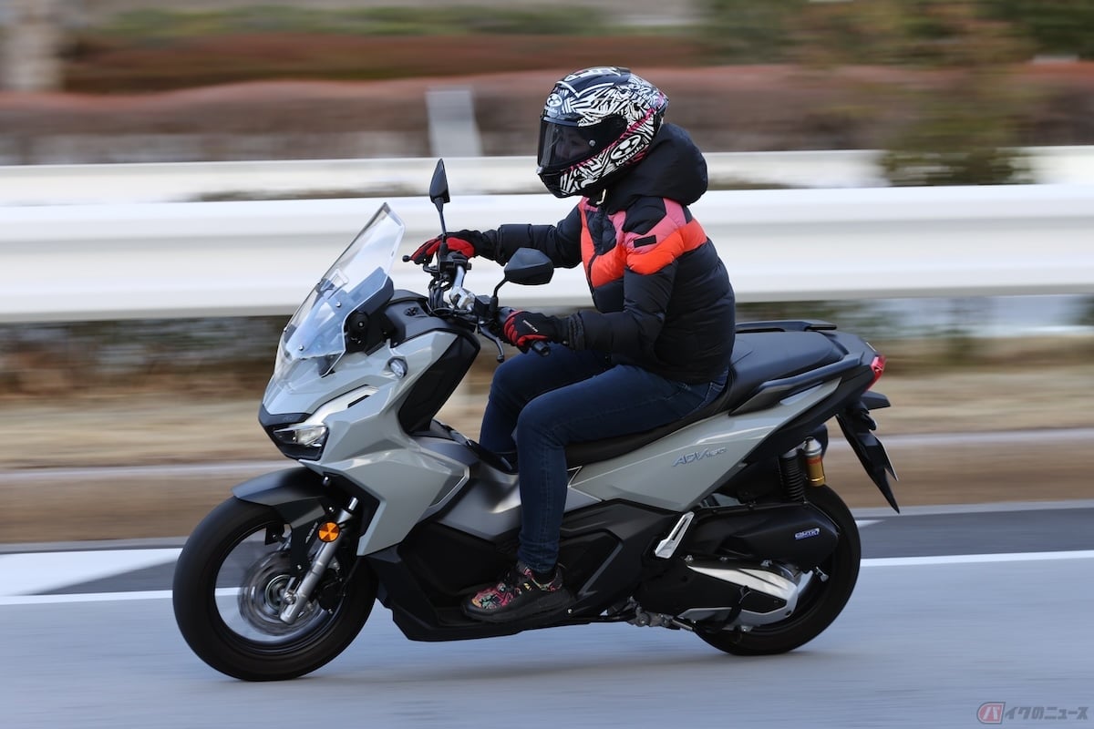 ホンダ「ADV160」の走りを楽しむ筆者(先川知香)