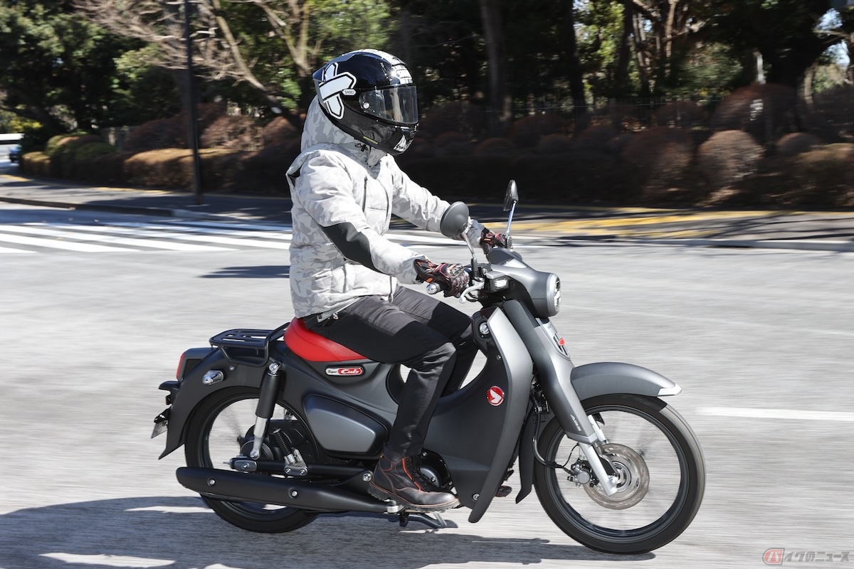 ホンダ「スーパーカブC125」の軽快でスムーズな走りを楽しむ石塚健選手