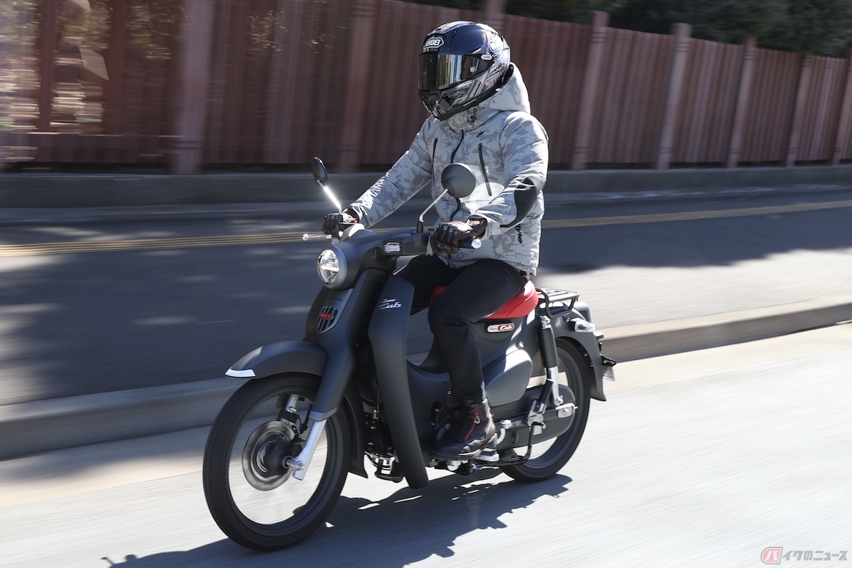 ホンダ「スーパーカブC125」の軽快でスムーズな走りを楽しむ石塚健選手
