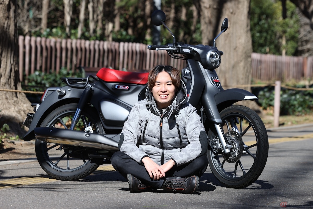 ホンダ「スーパーカブC125」とレーシングライダーの石塚健選手