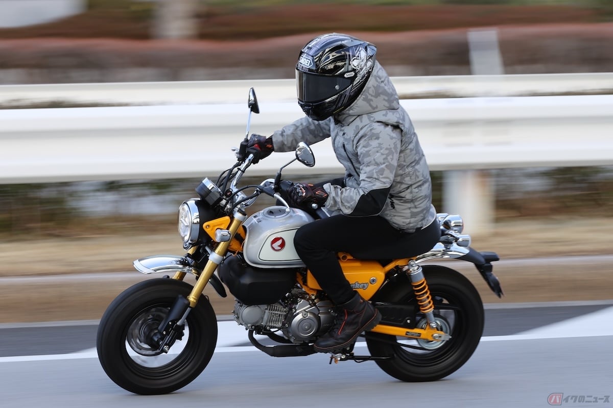 ホンダ「モンキー125」の素直な操作感を楽しむ石塚健選手