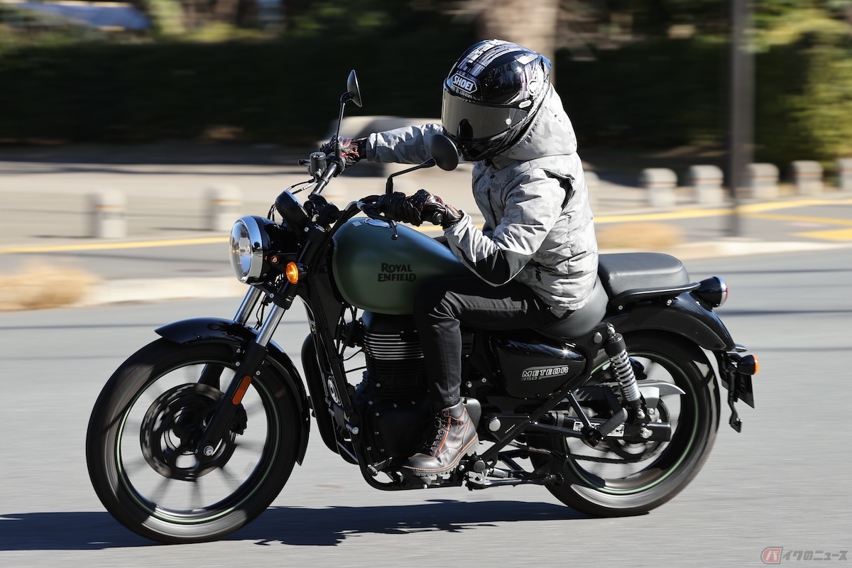 ロイヤルエンフィールド「メテオ350」の運動性能の高さと安定性を感じながら走行する石塚健選手
