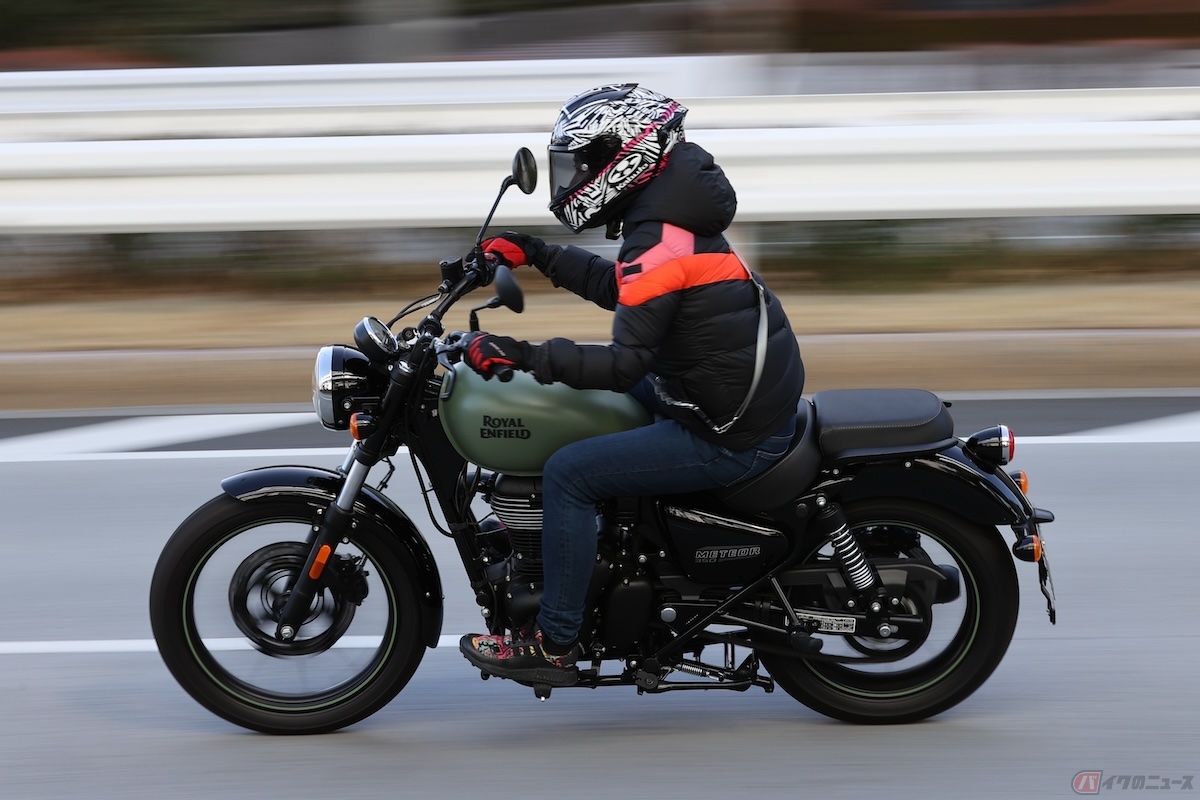 ロイヤルエンフィールド「メテオ350」の走りを楽しむ筆者（先川知香）