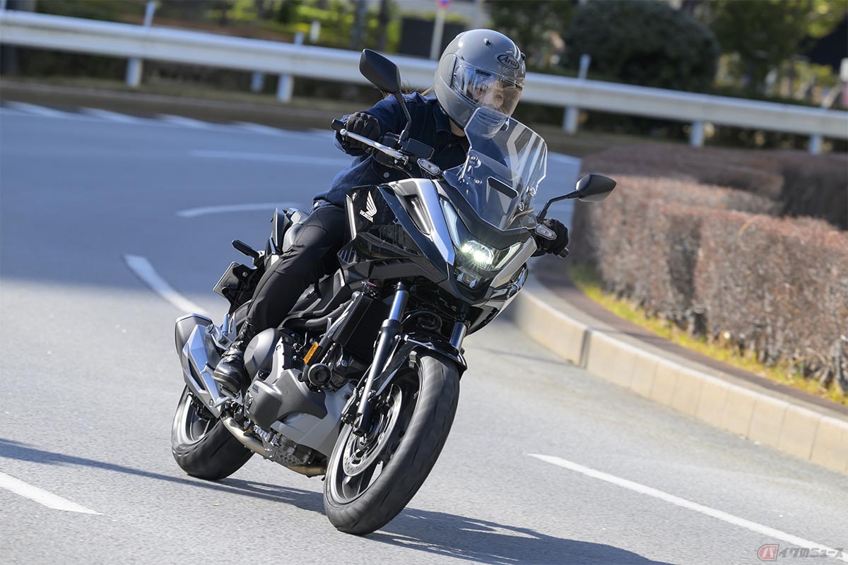 スロットルバイワイヤの採用により「スポーツ」「スタンダード」「レイン」「ユーザー」の4種類ものライディングモードが選択可能に