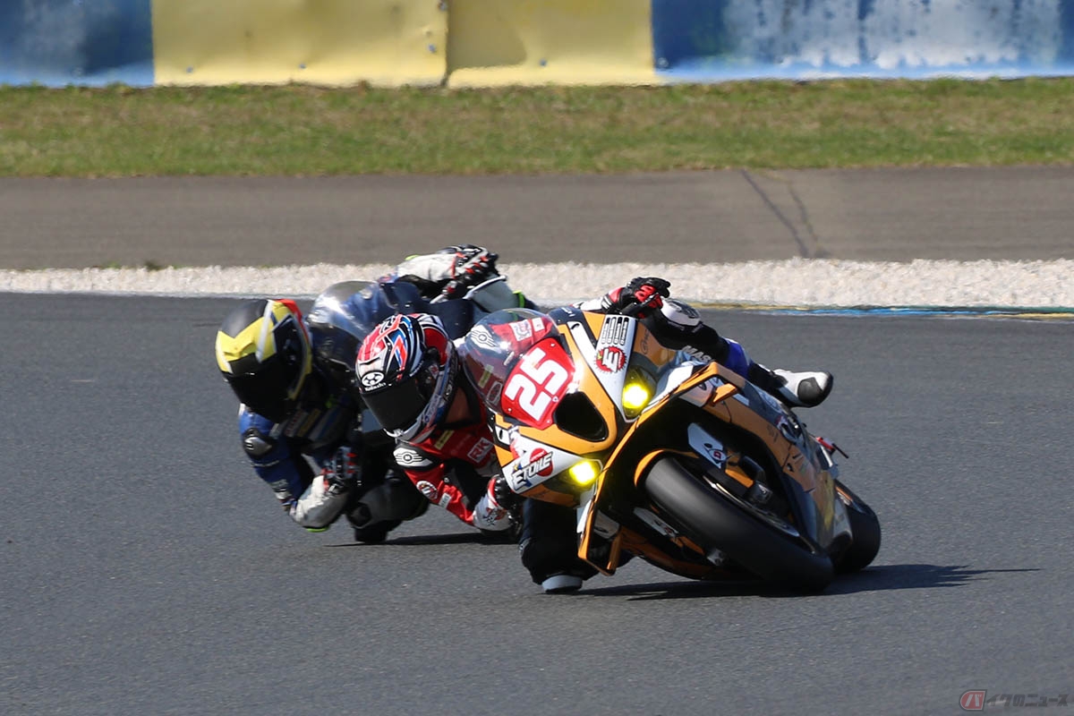 ル・マンテストでブガッティサーキットを走る大久保光選手