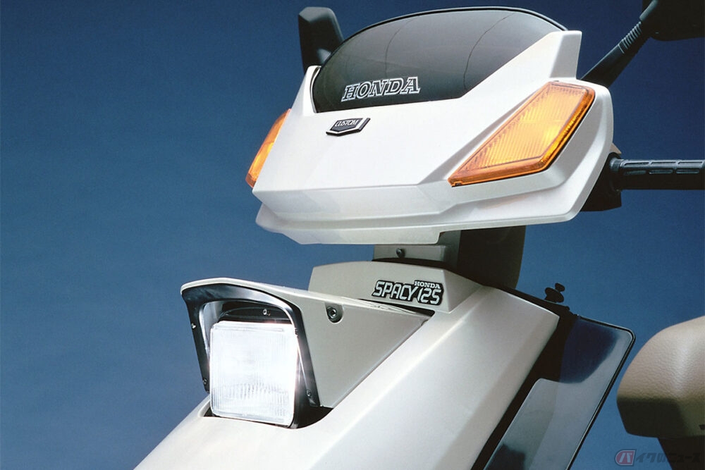 スペイシー 125  ストライカー　リトラクタブルヘッドライト 2輪車初の自動収納式ヘッドライトを採用 高級乗用車感覚のスクーター