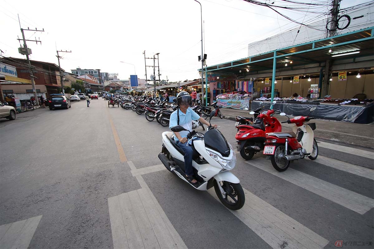 タイやインドネシアではバイクの保有台数が非常に多く、通勤や買い物など日常のほとんどの場面で活躍している