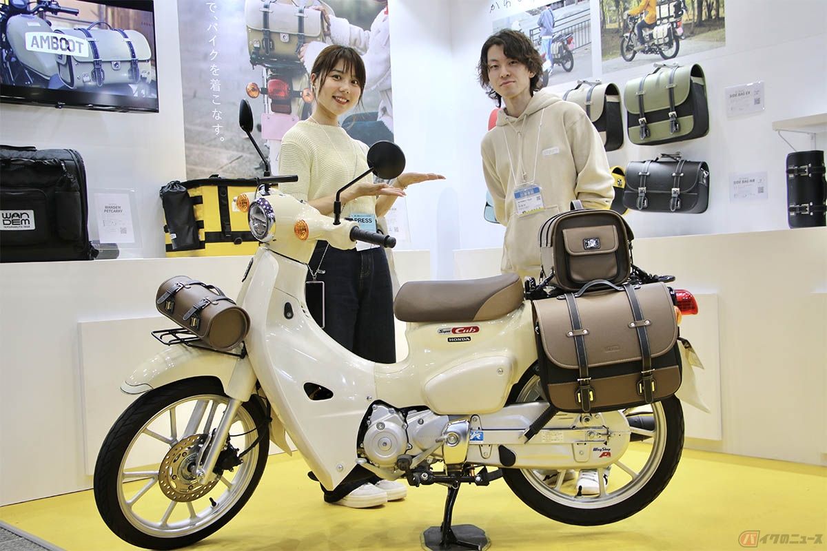 バイク好き女優の小野木里奈さんと大久保製作所の斎藤さん
