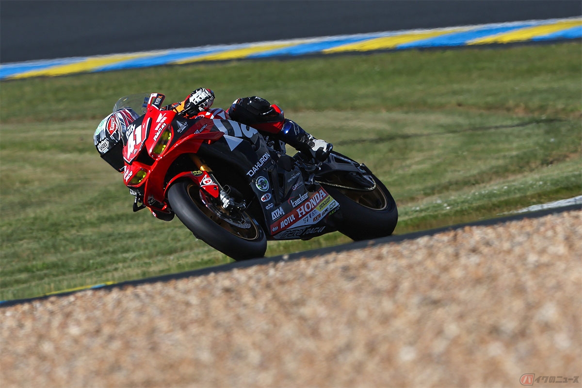 ル・マン ブガッティサーキットを走るレーシングライダーの石塚健選手