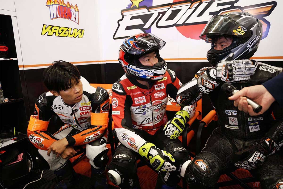 予選に向けて意見交換をするチームエトワールのライダー達