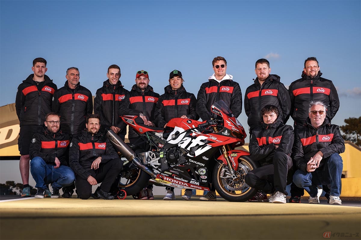 石塚健選手とRAC41 Dafy Hondaのチームメンバー