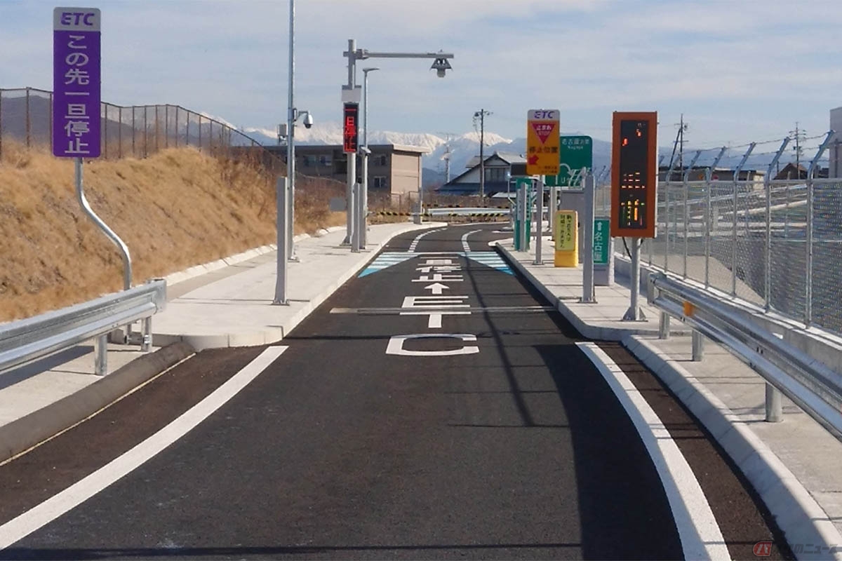 スマートICは、高速道路の利便性向上のために、既存の料金所の間に設置された小規模なETC専用インターチェンジ