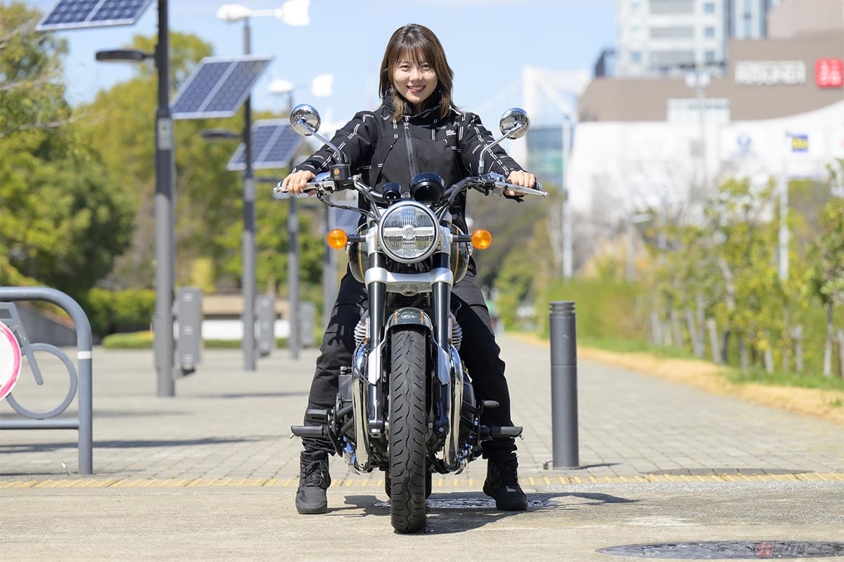 ロイヤルエンフィールド「Super Meteor 650」の足付き(身長160cm)