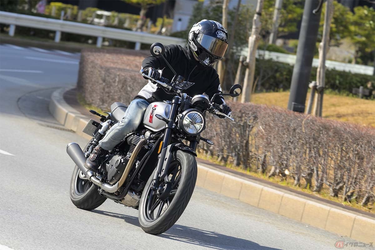 トライアンフ「Speed Twin 900」の力強い加速感と軽快なハンドリングを楽しみ走行する石塚健選手