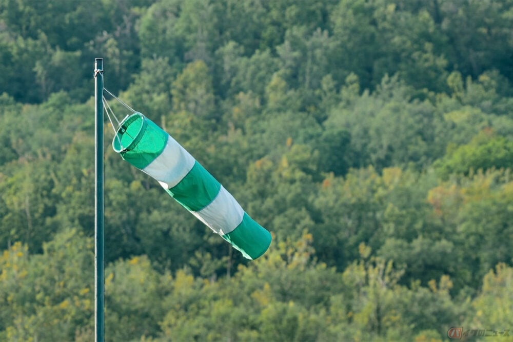 バイクは風の影響を受けやすいため、強風が吹いている際は、転倒しないためにハンドルをしっかりと握って速度を落としたり、場合によっては安全な場所で停止するようにする