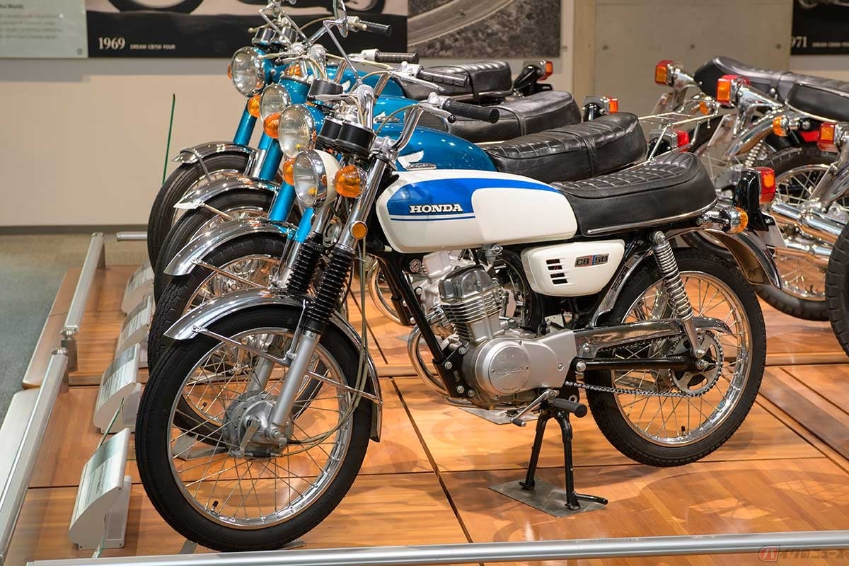 ホンダの50ccスポーツバイク「ベンリイCB50」(1971年型)。奥には90/125/350の「CB」シリーズが並ぶ