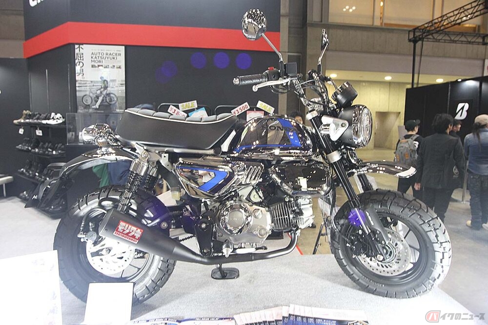 ひときわ目を引くフルメッキ仕様の原付二種レジャーバイク「モンキー