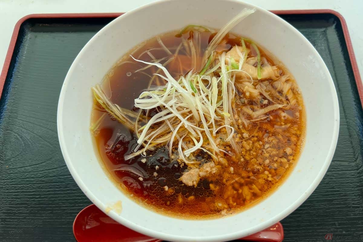 圏央道「狭山PA」(外回り)で食した「和風あんかけそぼろ醤油らーめん」(1100円)は、ブランド豚のそぼろや店内仕込みの「あん」などこだわりの一杯だった