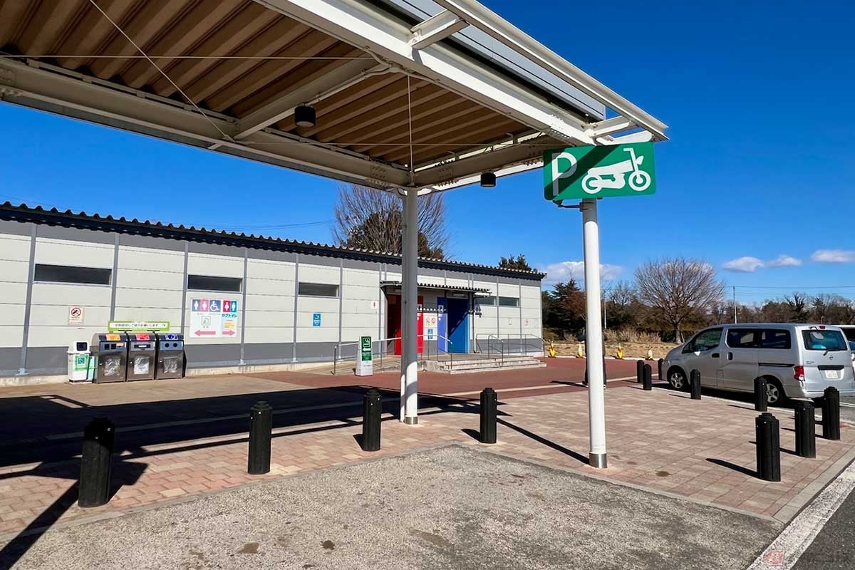 屋根が設置された2輪用の駐輪スペースも確保されていた